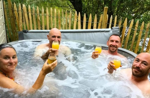 L'Aiguillon-sur-Vie House | Camping Ushuaïa Le Parc de La Grève * - Mobile Home Zen 3 Rooms 4 People + Jacuzzi