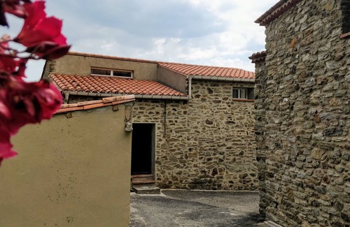 Taulis House | Can Poujol, enjoying the sun with friends and family in a peaceful setting