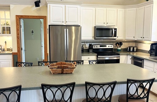 Avon House | Canal Front, All One level - 4 Bedroom House, Pool, Large Docks - The Kite Club