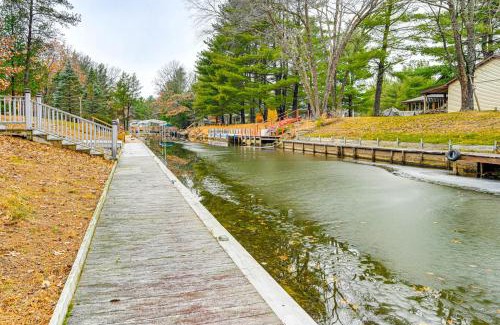 New Lisbon House | Canal-Front Cabin Dock and Fire Pit in New Lisbon