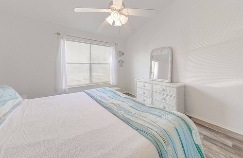 Harbor Oaks Condo | Canal-front condo with deck, balcony, grill, pool, dock, & tennis - near beach