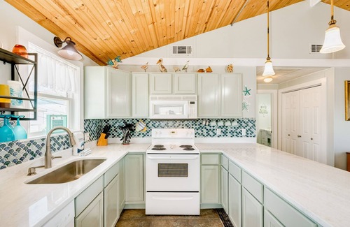 Jamaica Beach Cottage | Canal-View Home w/Shared Pool & Boat Slip, Fish From Deck - Dogs OK