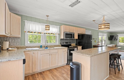 Conway House | Canal Waterfront River Cottage - 15 Miles from Myrtle Beach