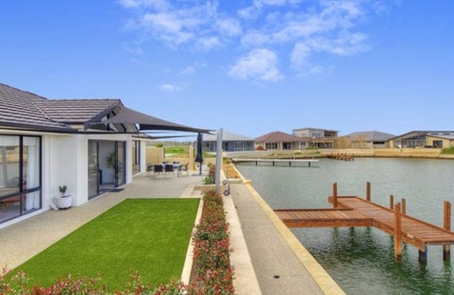 Geographe House | Canal Waters relax and enjoy even bring the boat to the back door
