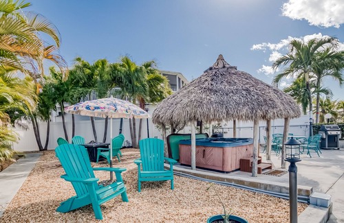 Cross Key Waterways House | Canalfront, Dog-Friendly Home with Dock, Private Hot Tub, and High-Speed WiFi