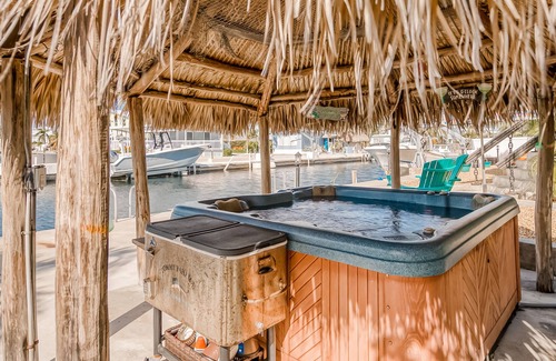 Cross Key Waterways House | Canalfront, Dog-Friendly Home with Dock, Private Hot Tub, and High-Speed WiFi