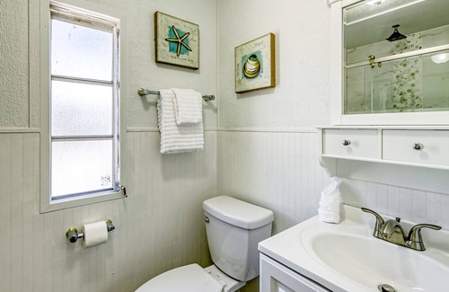 Cross Key Waterways House | Canalfront, Dog-Friendly Home with Dock, Private Hot Tub, and High-Speed WiFi
