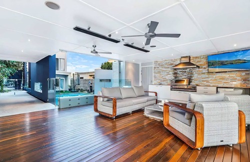 Pelican Waters House | Canalhouse Caloundra—Pontoon, Pool & Pizza Nights