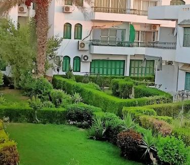 Shurtah al-Dakhlah Ski Chalet | Canary beach reasort