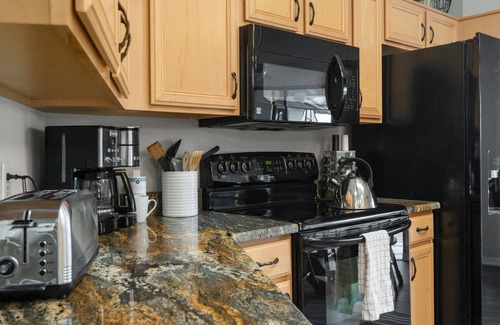 Spring Hill House | Candida's Retreat, 3-bedroom home with WiFi, AC, Heated Pool, on the 7th tee.