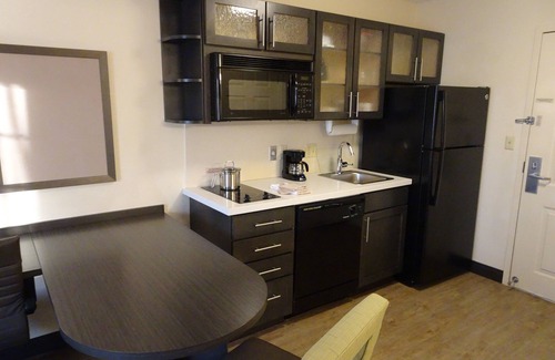 Glen Allen Hotel | Candlewood Suites Glen Allen-Short Pump by IHG