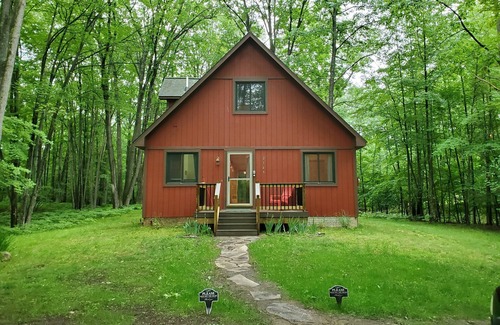 Farwell Cottage | CANDY APPLE COTTAGE- A Charming 3-bedroom cottage in soothing Farwell with WiFi
