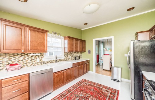 Daniels Hill House | Candy Apple: Family Friendly Downtown LYH Getaway