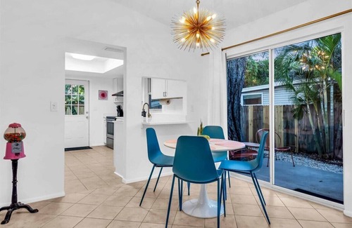 Park East House | CandyPop Retro Retreat - 2BD/2BA Near Downtown SRQ