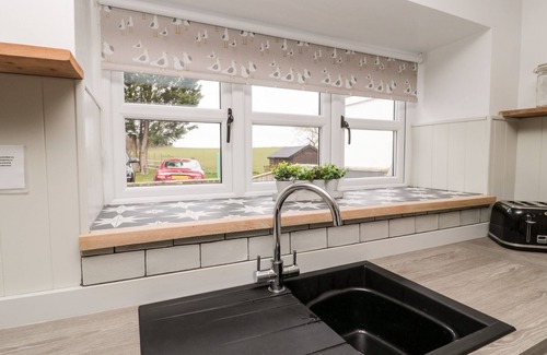 Belford Cottage | CANNY COTTAGE, pet friendly, with open fire in Belford