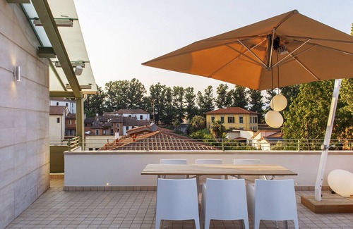 Lucca Historical Center Apartment | Canticle Lucca Luxury Apartment with Elevator, Terrace, Parking and Jacuzzi