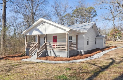 Canton House | Canton Comfort - Stylish 3/2 Home w/Firepit