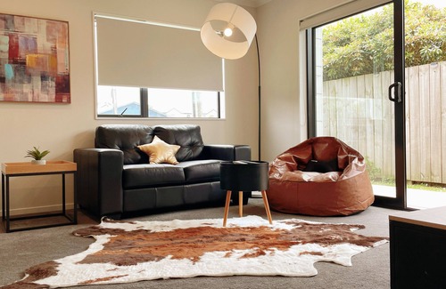 Hamilton House | Canvas of Comfort — A Modern Townhouse of Four Suites