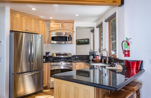 Yosemite West House | Canyons Crest