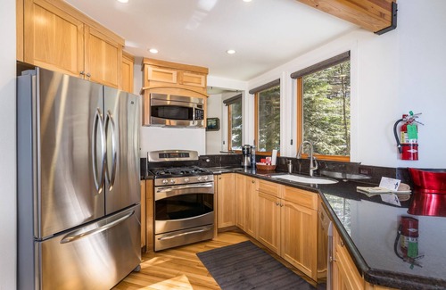 Yosemite West House | Canyons Crest