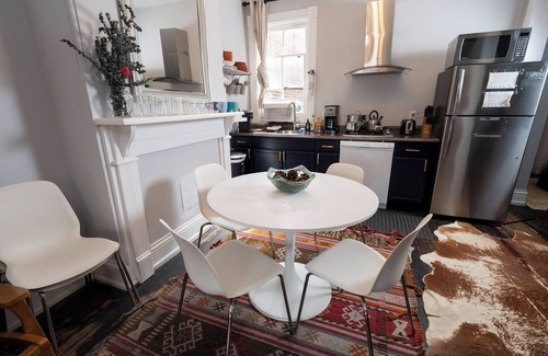 Stanton Park Bed & Breakfast | Cap Hill One-level Loft-style 2 Bedroom , FREE Parking, Blocks to Capitol