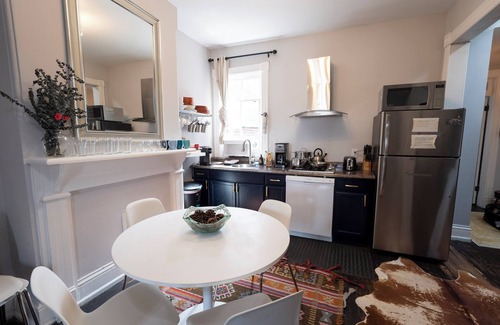 Stanton Park Bed & Breakfast | Cap Hill One-level Loft-style 2 Bedroom , FREE Parking, Blocks to Capitol