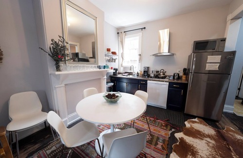 Stanton Park Bed & Breakfast | Cap Hill One-level Loft-style 2 Bedroom , FREE Parking, Blocks to Capitol