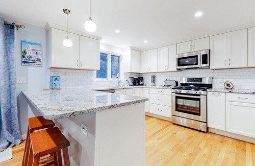 Yarmouth Port House | Cape Charmer | Walk to Market, Golf & Eateries | New Kitchen & Big Backyard