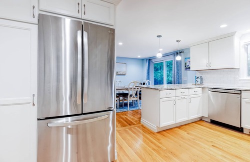 Yarmouth Port House | Cape Charmer | Walk to Market, Golf & Eateries | New Kitchen & Big Backyard