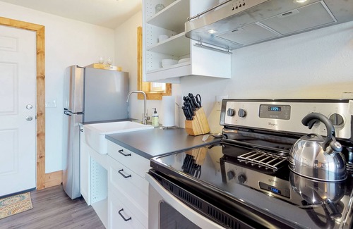 Edgewater Shores Cottage | Cape Cod Cottages #2: Oceanfront with hot tub!