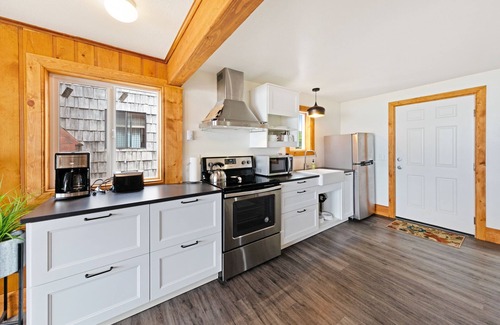 Edgewater Shores Cottage | Cape Cod Cottages 3: Oceanfront with hot tub