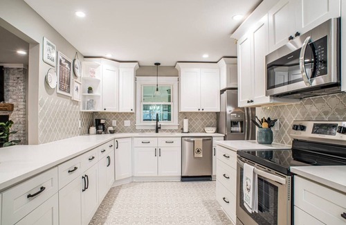 Madison House | Cape Cod Farmhouse ~ @hgtvbnb ~ Charmingly Remodeled near Downtown Madison!
