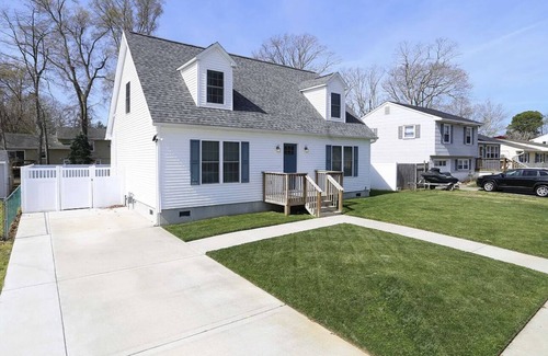 Town Bank House | Cape May Heated Swim Spa Oasis Sleeps 8, Dog & EV Friendly