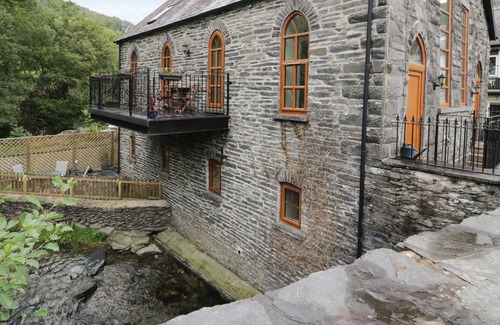 Machynlleth Cabin | CAPEL EBENEZER, pet friendly, character holiday cottage in Corris