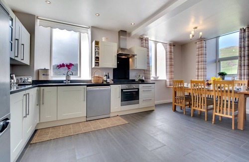 Cwrt House | Capel Maethlon - Three Bedroom House, Sleeps 6