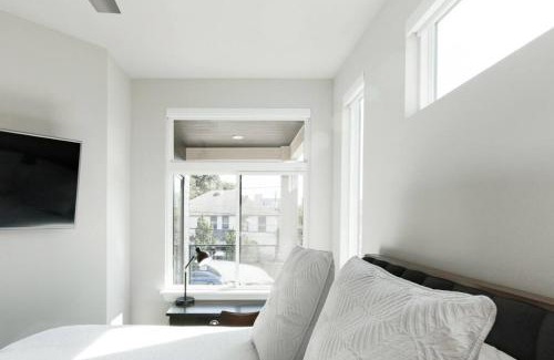 West End House | Capitol View Condos by One Fine Bnb - Paramount