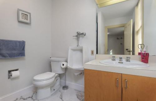 Downtown Harrisburg Apartment | Capitol View Retreat - 3F Fast Wi-Fi Cozy