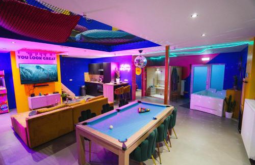 La Louviere Apartment | Capsule Boogie-Woogie - JACUZZI - SAUNA - BILLARD - JEUX - ECRAN GÉANT - FILET SUSPENDU - NETFLIX