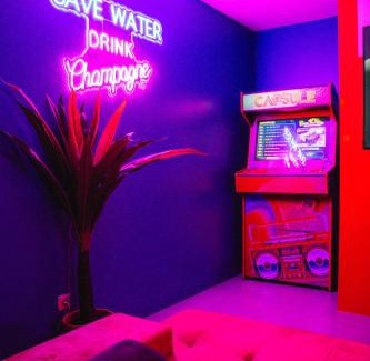 La Louviere Apartment | Capsule Boogie-Woogie - JACUZZI - SAUNA - BILLARD - JEUX - ECRAN GÉANT - FILET SUSPENDU - NETFLIX