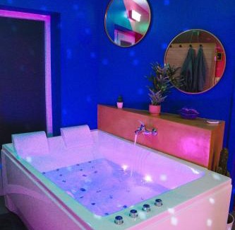 La Louviere Apartment | Capsule Boogie-Woogie - JACUZZI - SAUNA - BILLARD - JEUX - ECRAN GÉANT - FILET SUSPENDU - NETFLIX