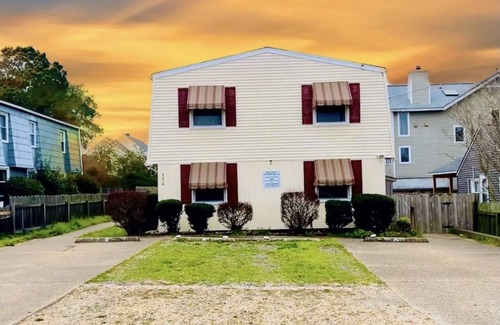 Northeast Virginia Beach House | Captain's Mansion 8bdrm/18guests vacation gem steps to beach