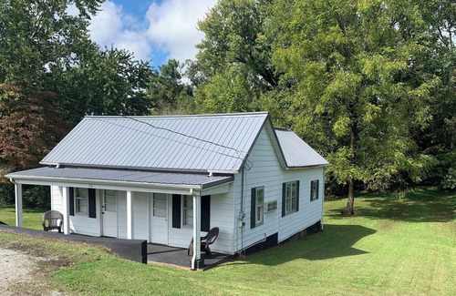 Burnside House | Captain's Quarters Dockside. You can walk to Lake, Burnside Marina & Cole Park.