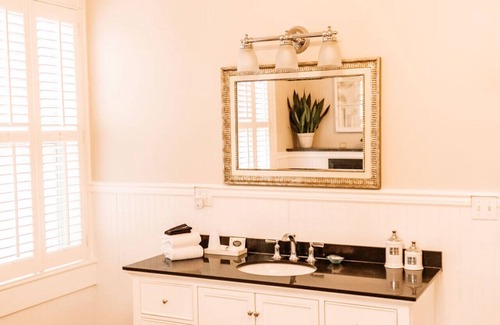 Edenton Apartment | Captain's Quarters Rm. 3