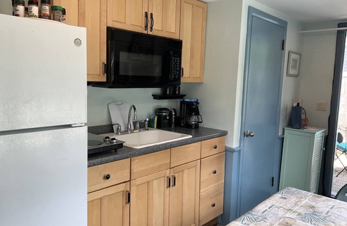 West Harwich House | Captain's Quarters @ Captain Alexander's Hideaway 5 Minute walk to the beach