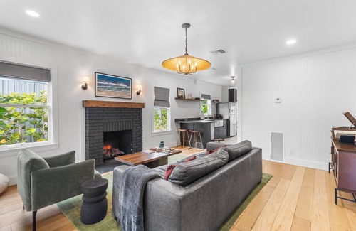 Riviera Beach Cottage | ☀Captains Cottage☀ 0.2 miles to water! Minutes to Singer Island & Peanut Island!
