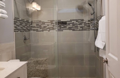 Homer Cottage | CAPTAINS QUARTERS - CASTAWAYnNEW CONSTRUCTION SPACIOUS SUNNY MIDTOWN