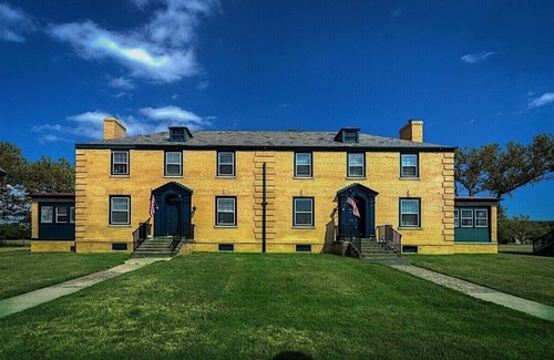 Fort Hancock House | CAPTAIN’S QUARTERS with sunsets views on the bay.