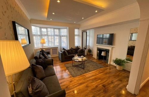 Surrey Docks Apartment | Captivating 4-Bed Apartment in London