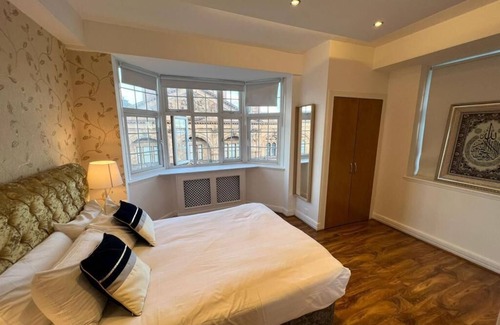 Surrey Docks Apartment | Captivating 4-Bed Apartment in London