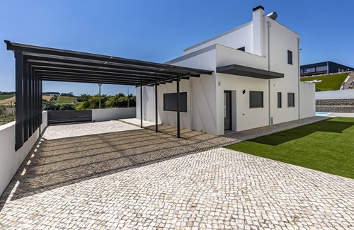 Cadaval House | Captivating 4-Bed House in Cadaval district-Lisbon